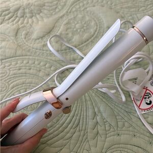 T3 Curl ID 1.25-inch Smart Curling Iron with Interactive Touch Interface
